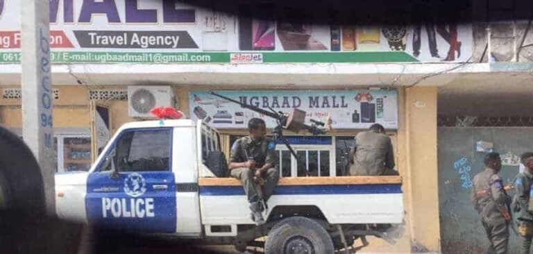 Ciidamada Dowladda Somalia oo xarig & jirdil kula kacay saxafiyiin tebinayey bannaanbax ka socda Muqdisho