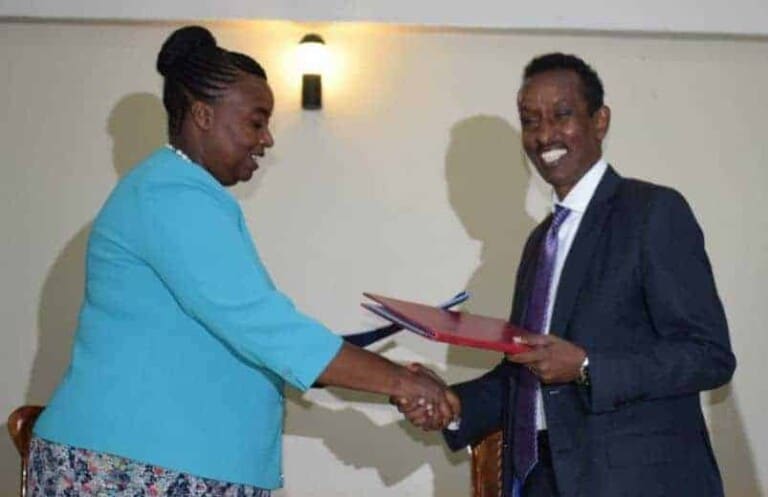 Maxay Magaalada Mandheera ku kala saxiixdeen Wasiirada Arrimaha Dibadda Somalia & Kenya..? [Sawirro]