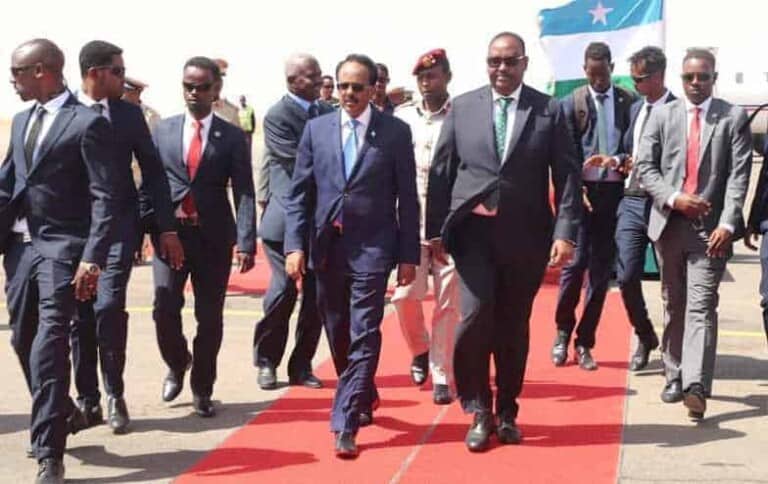 Shirkii ugu adkaa Madaxda Dowlada Somalia oo Garowe ka furmaya & Farmaajo oo ku sii jeeda..