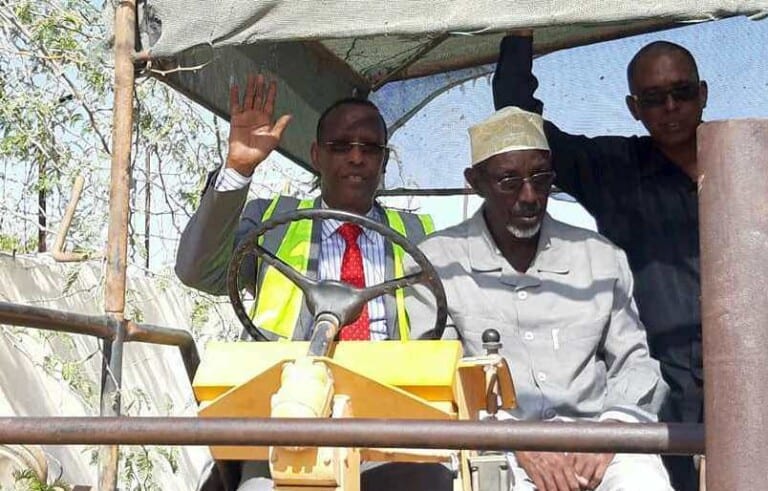 Prof. Cali Maxamed Geedi oo booqday Qabriga Madaxweynihii hore C/llaahi Yuusuf ee Gaalkacyo [Daawo]