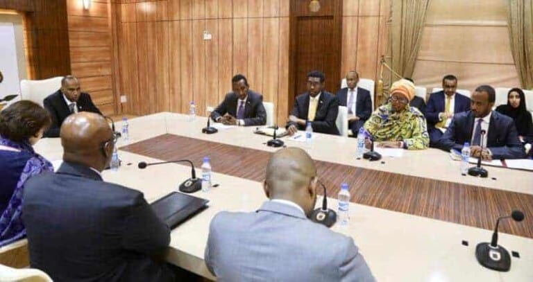 Wafdi ka socda Q/Midoobay oo Muqdisho kula kulmay Ra’iisal wasaaraha iyo xubno ka mida Wasiiradiisa [Sawirro]