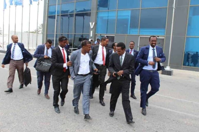 Wasiiradii Dowladda Somalia ee loo diiday Garowe oo Goor dhow la fasaxay, kana duulay Muqdisho [Sawirro]