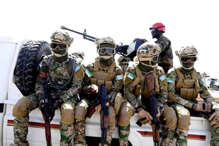 Ciidamada ilaalada gaarka ah ee  Axmed Madoobe oo Diyaarad lagu geeyay Dhuusamareeb (Sawirro)