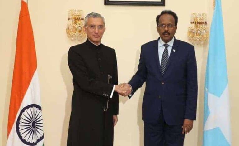 Madaxweyne Farmaajo oo qaabilay Safiiradda cusub ee dalalka India & Nigeria [Sawirro]