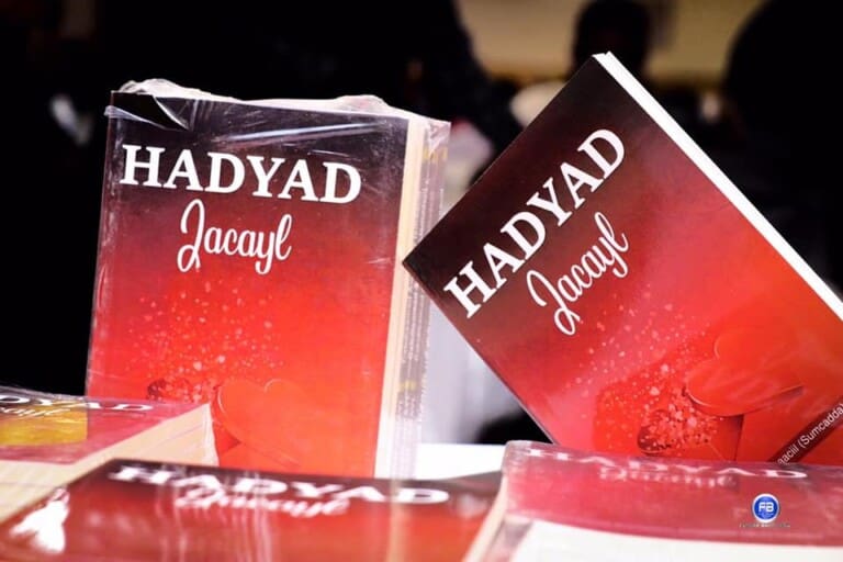 Muran ka dhashay Xafladii Bandhiga buugga ‘Hadyad Jaceyl’ ee magalada Burco & booliska oo joojiyey [Sawirro]