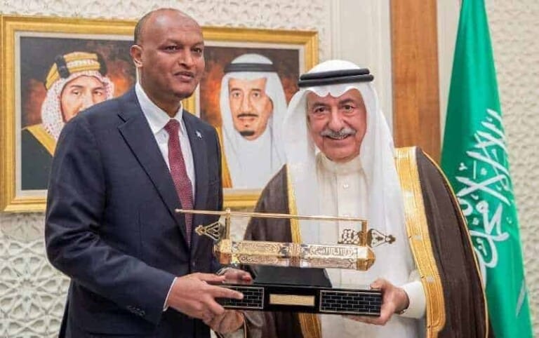 Wafdigii Ra’iisal ku xigeenka oo kulan la yeeshay Wasiirka Arrimaha dibadda Sacuudiga. [Sawirro]