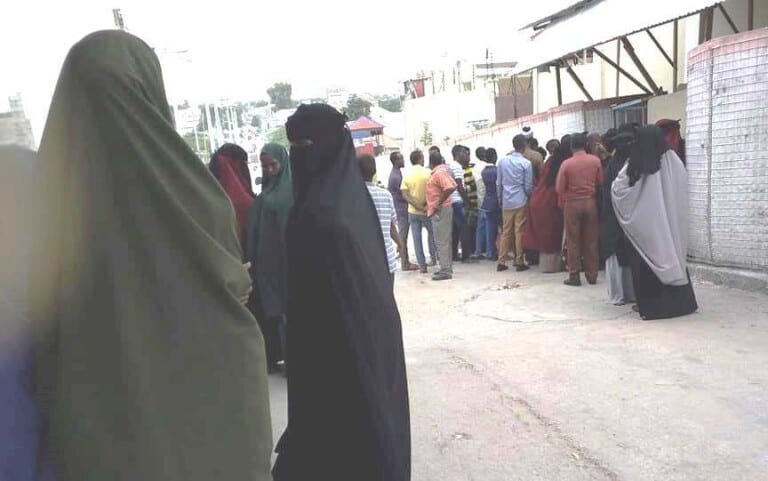 Bixinta Baasaboorka Soomaaliga oo Bishii Saddexaad hakad ku jira & shacabka oo cabanaya [Akhriso]