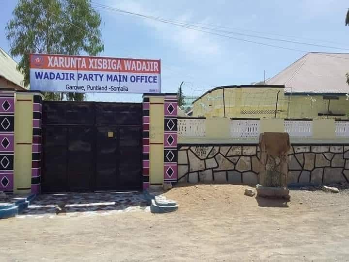 Puntland oo Albaabada isugu dhufatay xaruntii Xisbiga Wadajir ee C/raxman C/shakur ka furtay magaalada Garowe.