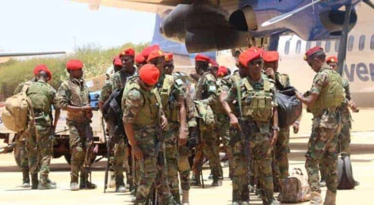 Wafdi hordhac ah iyo Ciidamadii ilaalada Ra’iisal Wasaare Kheyre oo ka degay Kismaayo [Sawirro]