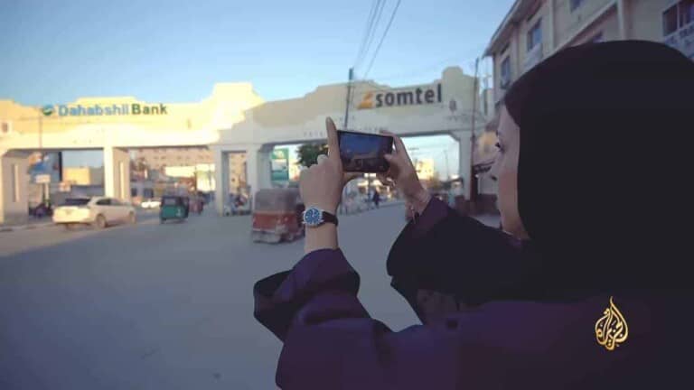 XOG: Aljazeera TV oo soo Bandhigay Heshiiskii Imaaraadku kula wareegay Dekadda Berbera & Doorkii Dahabshiil [DAAWO]