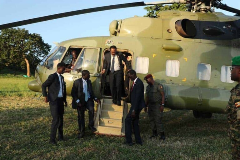 Madaxweyne Farmaajo oo kormeeray ciidamo Somali ah oo lagu tababarrayo dalka Uganda [Sawirro]