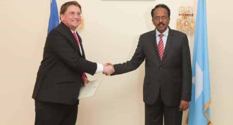 Madaxweyne Farmaajo oo Aqoonsigii Danjirenimo ka guddoomay Safiirka cusub ee Ingiriiska [Sawirro]