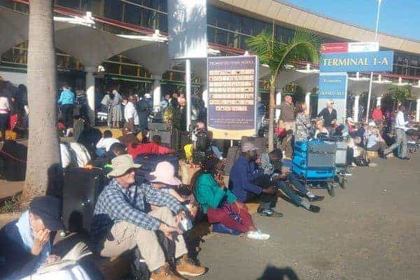 Shaqadii Garoonka Jomo Kenyatta ee magaalada Nairobi oo joogsatay  & Diyaaradihii oo hakad galay [Sawirro]