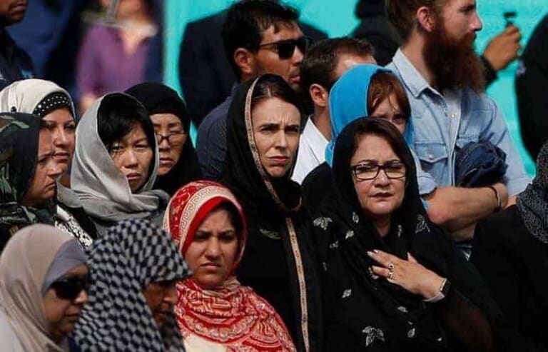 Haweenka New Zealand oo xijaab wada xirtay & Ra’iisal Wasaaradda oo Xadiis ku furtay Baroordiiqda [Sawirro]