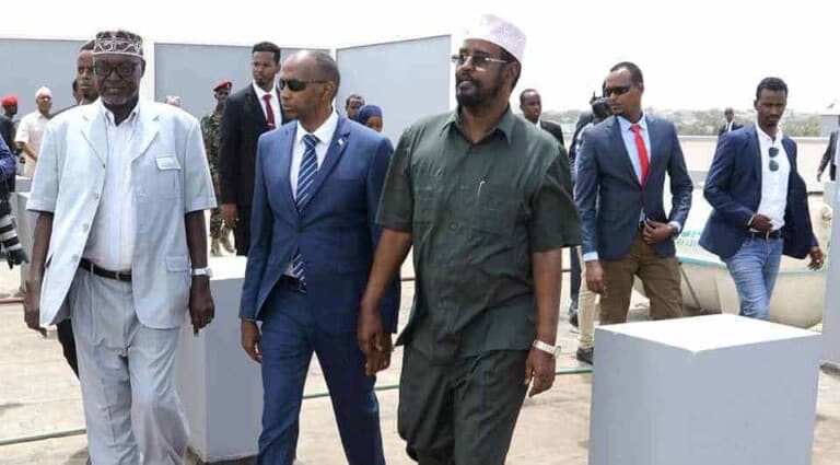 Ra’iisal wasaare Kheyre & Axmed Madoobe oo wadajir u kormeeray  Wasaaradaha Jubbaland [Sawirro]