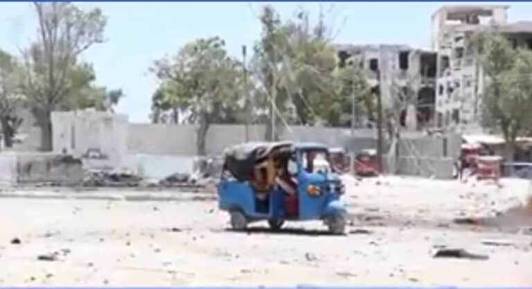 Shaqaale laga soo badbaadiyey Xarunta Wasaarada Shaqada &  dagaal weli ka socda..