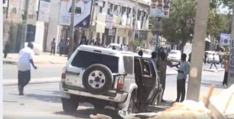 Sarkaal ka tirsanaa Hay’adda CID-da oo ka badbaaday Qarax loogu xiray Gaarigiisa [Sawirro]