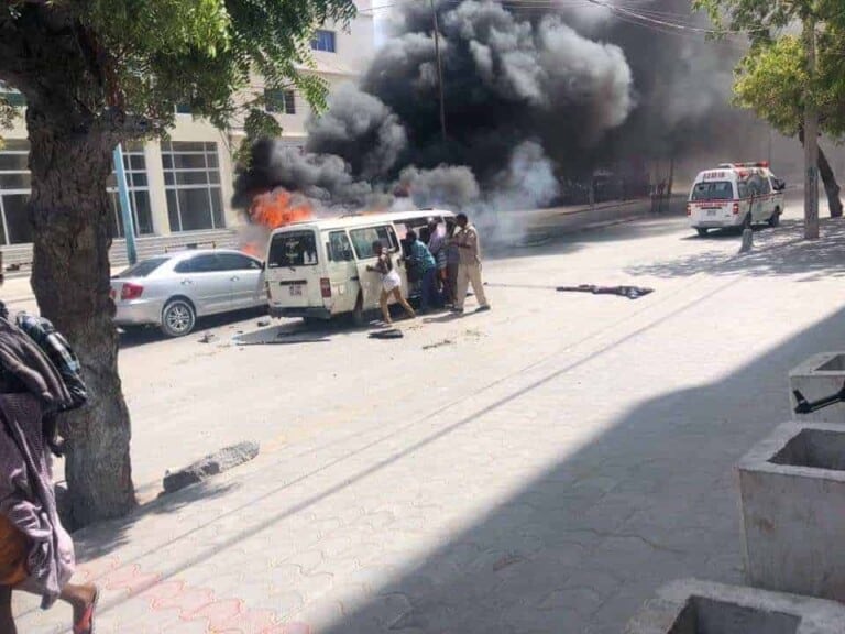 SAWIRRO: Qarax Gaari oo ka dhacay Muqdisho & Dab Qabsaday oo waxyeelo geystay.