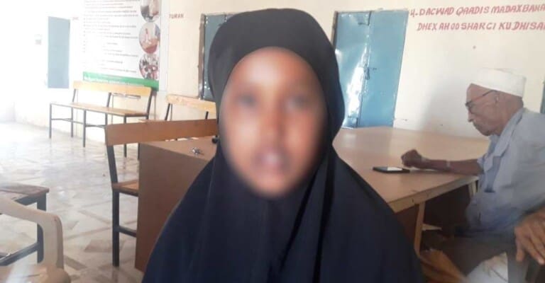 Gabadh 14 jir ah oo Maxkamad ka Dacweysay Nin Aabaheed qasab ugu guuriyey… [Dhageyso Qiso cajiib ah]