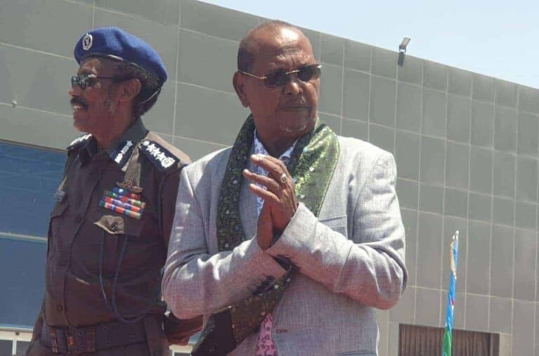 SAWIRRO: Madaxweynaha Jabuuti oo ka degay Muqdisho [Xasan Aden Samatar & Axmed C. Cigaal oo la socda]