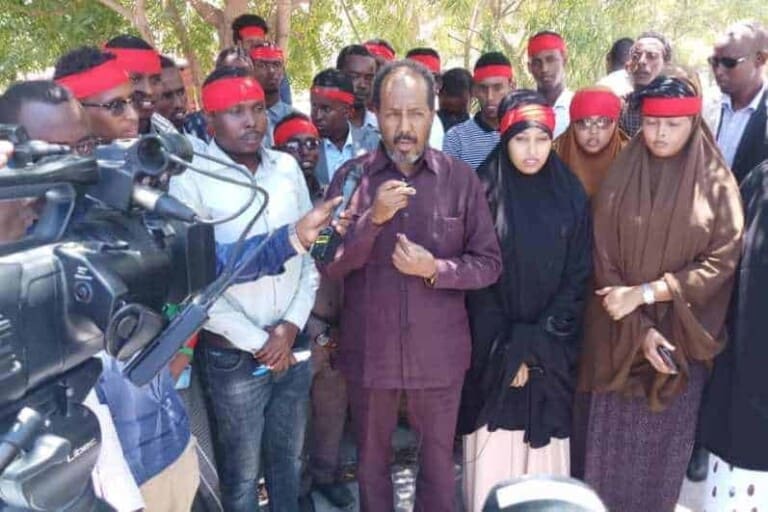 Madaxweynihii hore Xasan Sheekh  & Dhalinyarrada Xisbigiisa oo Gurmad u tegay Isbitaallada Muqdisho. [Sawirro]