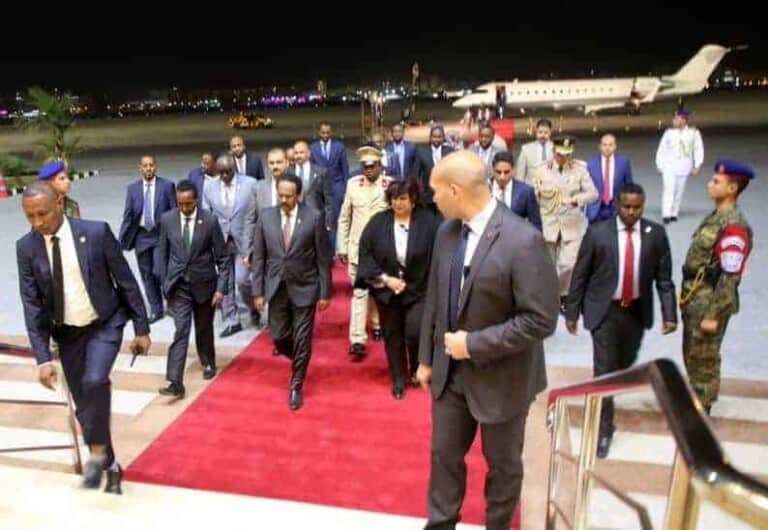 Madaxweyne Farmaajo oo gaaray Masar (Yaa ka qeyb galaya shirka loogu yeeray? Akhriso)