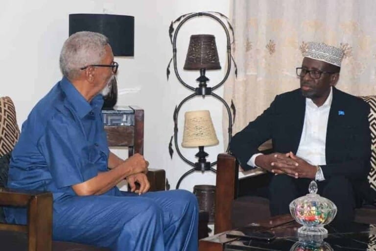 Sheekh Shariif oo bilaabay shaqo laga rabay Madaxweyne Farmajo [Kulamo uu la yeeshay Guddoonka…]