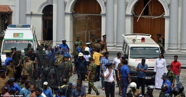 In ka badan 100 qof oo lagu dilay Qaraxyo Is-midaamin oo ka dhacay Hoteelo & Kaniisado…[Sawirro]