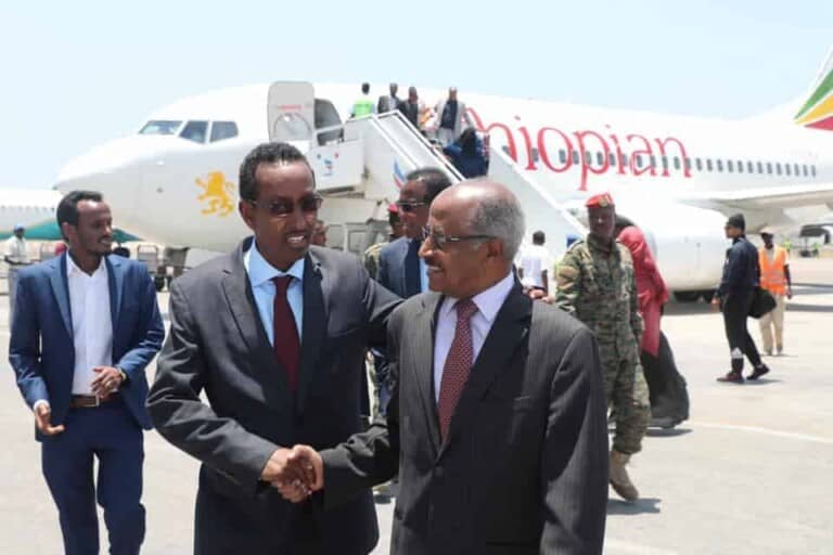 Wasiirka Arrimaha dibadda  & La-taliyaha Madaxweyaha Eritrea oo Muqdisho kasoo degay [Sawirro]