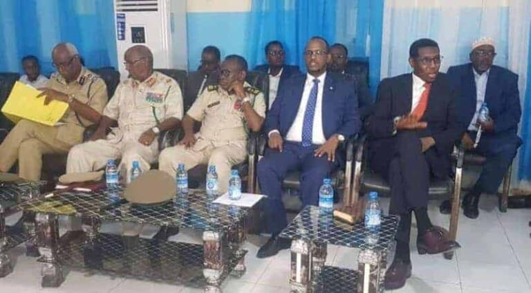 Fadhigii ugu adkaa ee Barlamanka oo Goor dhow bilaabanaya & Wasiirka Amniga oo wajahaya..