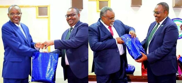 Madaxweyne Deni oo hadiyaddo guddoonsiiyey Madaxweynayaasha Hirshabelle & K/Galbeed (Sawirro)