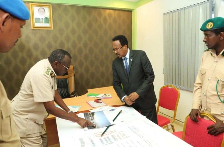 Madaxweyne Farmaajo oo kormeer ku tegay Warshad ay dib u howl geliyeen Ciidamada Asluubta… [Sawirro]