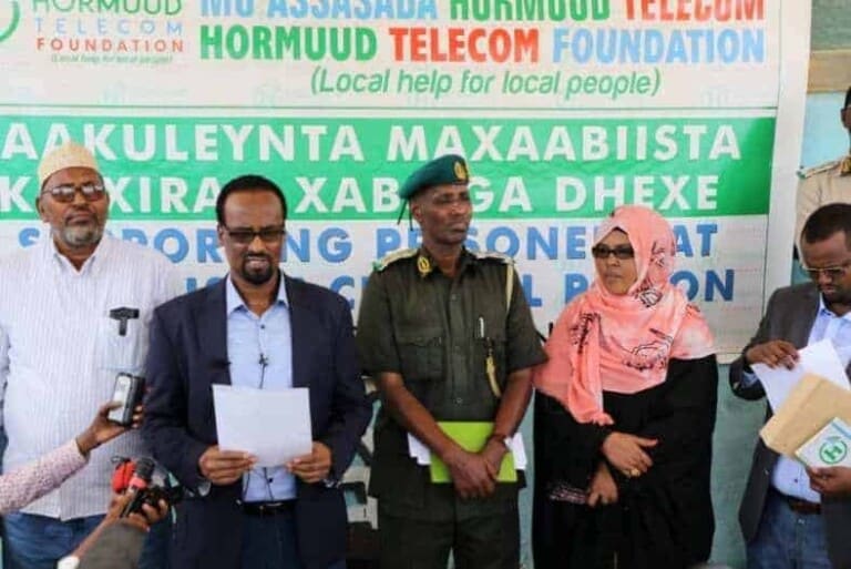 Hormuud Foundation oo Deeq gaarsiisey Maxaabiista Xabsiga Dhexe iyo Naafada Xoogga Dalka. [Sawirro]