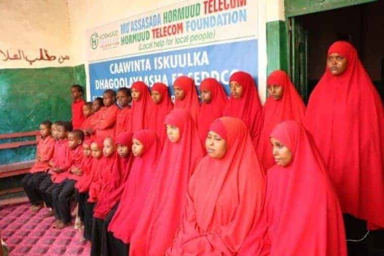 Hay’adda Hormuud Foundation oo Deeq Lacageed guddoonsiiyay Ardayda Maqalka la’ ee Iskuulka SEDDCO.