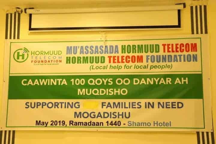 Hay’adda Hormuud Foundation oo 100 Qoys oo Danyar ah u qeybisay Deeq lacageed.