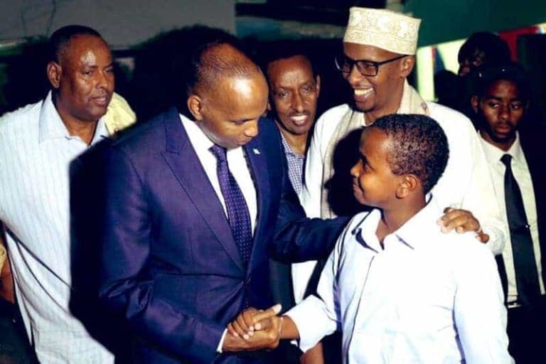 SAWIRRO: Ra’iisal wasaare Kheyre oo Magaalada Garowe socod ku maray, lana kulmay bulshada.