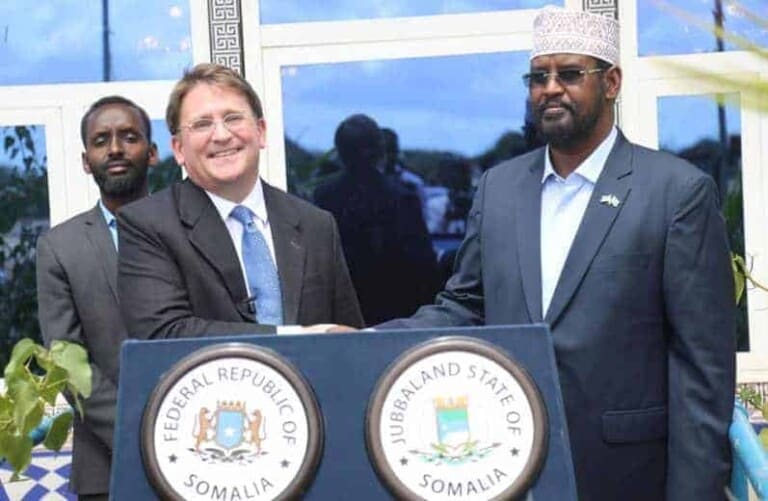 Axmed Madoobe oo Dacwad ka dhan ah Dowlada Somalia u gudbiyey Safiirka UK. [Sawirro]