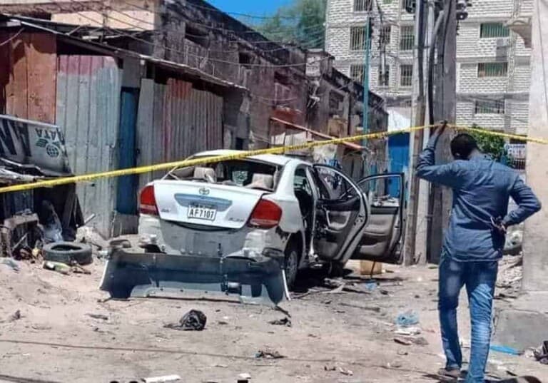 Gaari Miino lagu xiray oo ku qarxay Muqdisho & Ninkii ka danbeeyay oo Gacanta lagu dhigay …