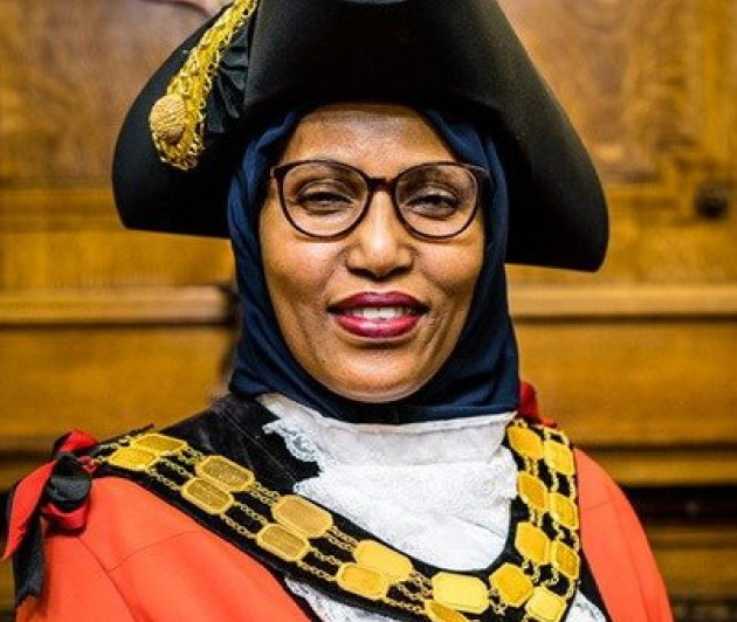 Haweeneydii ugu horeysay oo Soomaali ah oo Guddoomiye Degmo ka noqotay Magaalada London (Sawirro)