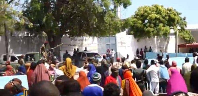 Ciidamada Dowladda oo Rasaas ku kala eryay banaanbaxa Ehelada Askartii ka dhintay Ciidamada Xoogga [Daawo]