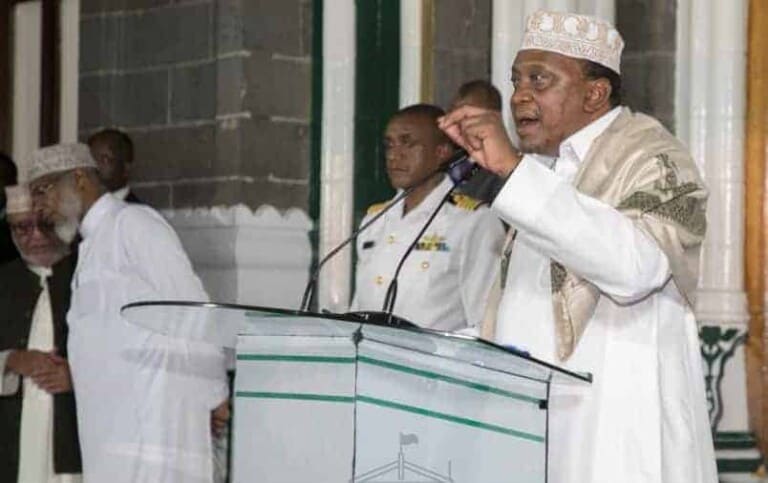 Madaxweynaha Kenya oo ka qeybgalay Afurka & Salaadii Masjidka Jamia ee Nairobi [Sawirro]