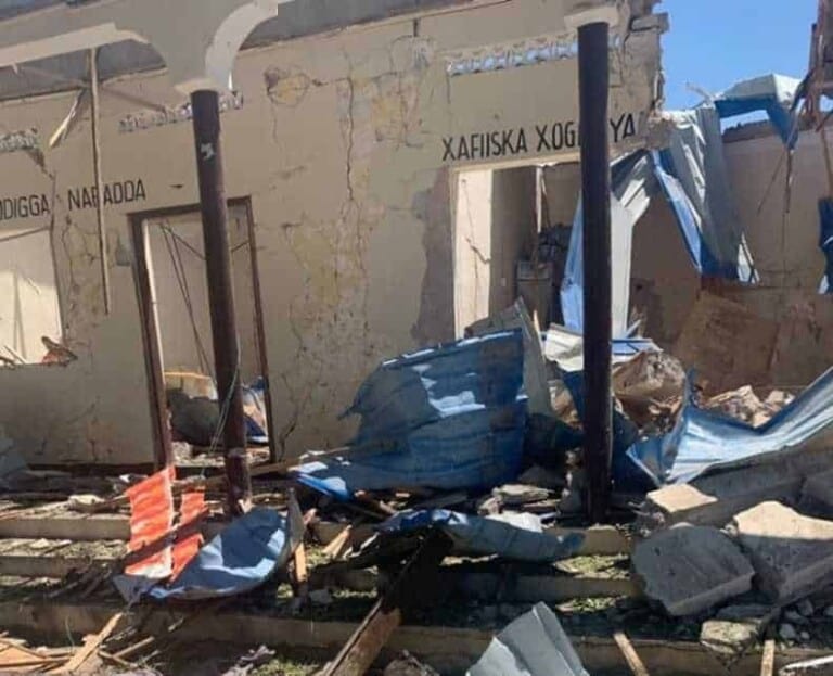 SAWIRRO: Burbur xoog leh oo gaaray Xarunta Degmada Wardhiigley & mas’uul ku dhaawacmay…