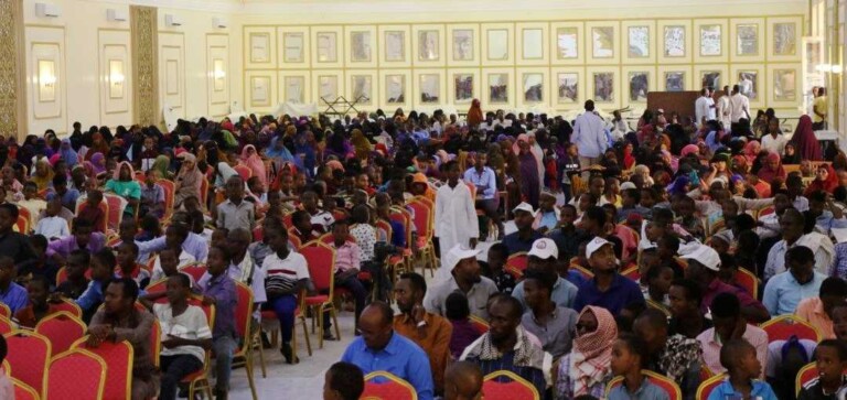 Hormuud Foundation oo Boqol Kun oo Dollar u qeybisay 1000 Carruur oo Agoon ah. (Sawirro)