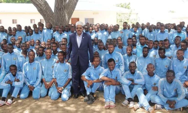 Madaxweyne Farmaaj oo Ciidul Fitriga la qaatay Ciidamo ku jira Xero ku taalla Muqdisho..  (Sawirro)