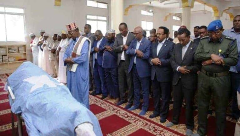 Madaxweynaha & Mas’uuliyiin ka qeyb galay Janaasadda Marxuum Maxamed Qanyare. [Sawirro]