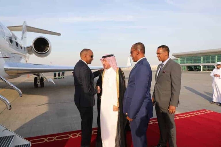 Ra’iisal Wasaaraha oo gaaray Magaalada Doha & kulan dhex maray Ra’iisal wasare ku xigeenka Qatar.. [Sawirro]