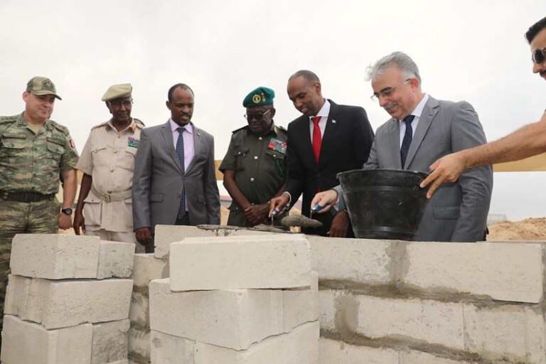 Turkiga oo Dowladda Somaliya ugu deeqay Warshad soo saarta Dharka Ciidamada Qalabka sida.