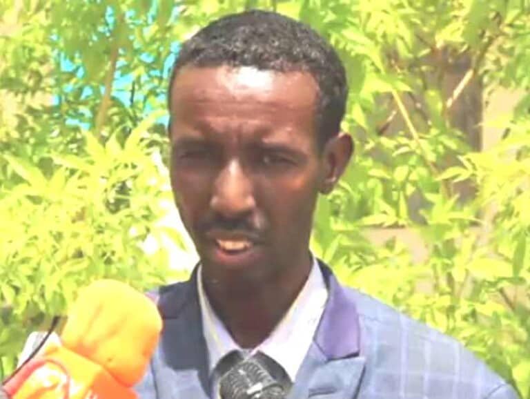 Qareenkii u doodayey Dembiilayaashii Kiiska Caa’isha Ilyaas oo Xabsiga la dhigay.. [Akhriso]