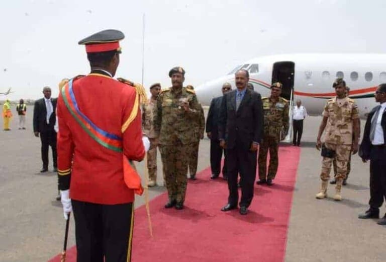 Hoggaamiyaha Milateriga Suudaan oo si weyn loogu soo dhoweeyay Caasimadda Eritrea (Sawirro)