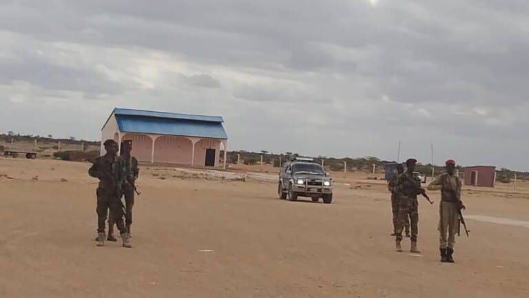 Ciidamo la wareegay Garoonka Dhuusamareeb oo Wafdi ka socda Dowlada Federalka ka degi lahaa. (Sawirro)